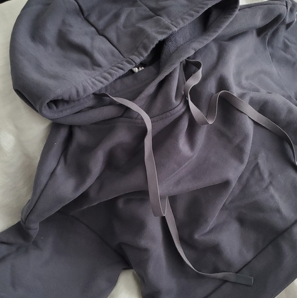 Alo Yoga Peak Cut Out Sleeve Dark Grey Cropped Hoodie Size Medium - Picture 3 of 4